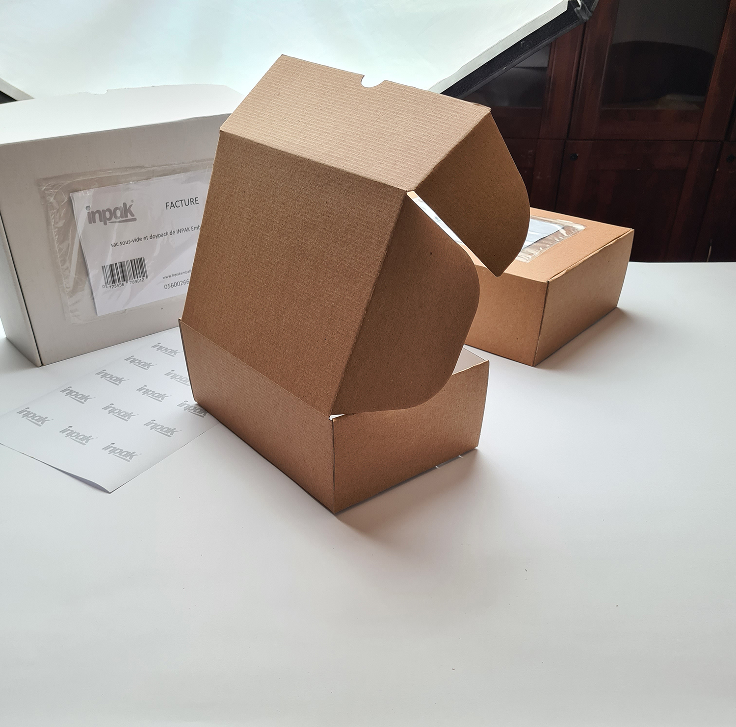 Boîte en carton double couleurs avec fermeture latérale - inpak